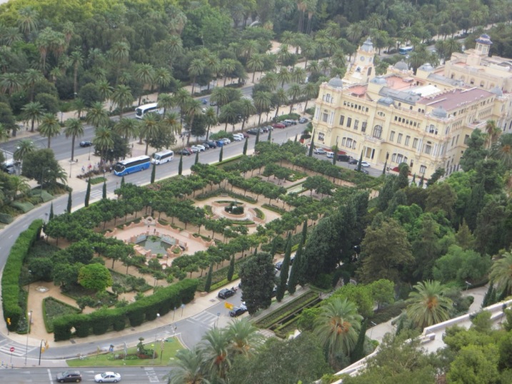 Малага.вид на королевские сады с Алькасара