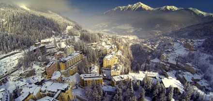Gorod-sredi-Alp-na-kurorte-Bad-Hofgastajn-Avstriya